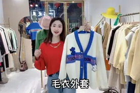 牛仔裤阔腿裤搭配白色卫衣，时尚休闲还减龄，微胖也能驾驭！视频封面