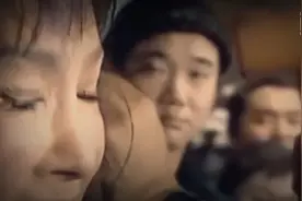 这女人被钉在门板上这一切居然是丈夫和孝心