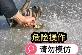 它威力有多大！你们绝对想不到？把三个二踢脚倒着燃放在冰面上