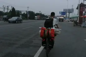 新乡47岁妈妈带高一儿子骑行北京的第三天视频封面