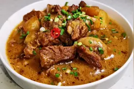 大厨家常菜，牛肉炖土豆做法，汤汁浓郁，牛肉香鼻嚼劲刚好