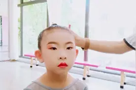 儿童类中国舞妆容教程分享，整体打造完成后，瞬间变可爱了