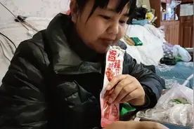 老婆买了她喜欢吃的鸭脖，她说骨头酥的很，她吃肉我吃骨头