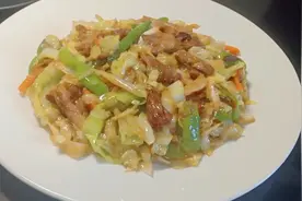 包菜炒肉，简单又好吃的，家常做法，分享给大家。视频封面