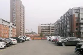 抚顺老街秋末随拍，房子不值钱中老年世界，工厂招工都要60岁的了