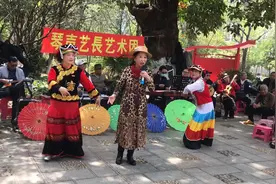 手捧格桑花 唱歌献哈达