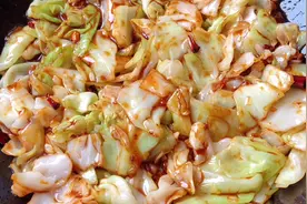 厨师长教你酱爆圆白菜的家常做法，步骤详细，清脆爽口下酒又下饭视频封面