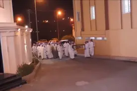 沙特皇室家族的狂欢派对！抬着AK跳着舞！视频封面