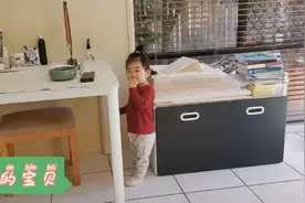 草莓采多了怎么储存呢，冻在冰箱里当冰棍吃，小朋友很喜欢这么吃