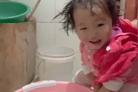 20个月萌娃，学大人坐着洗头，一点都不抵触，还挺开心😃