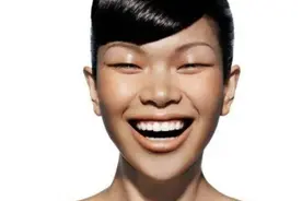 她被称为“最丑超模”视频封面