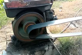 一台老旧的单缸柴油机驱动水泵运行，听声音马力就杠杠的视频封面