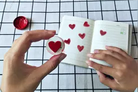 教你用瓶盖和硬纸板制作爱心印章，手工DIY手帐印章  制作教程视频封面