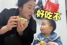 哥嫂去医院，1岁娃娃交给姑姑带，不哭不闹玩的嗨，这姑姑靠谱视频封面