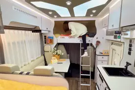 新房车里可睡6人，空间又大又舒服，要啥有啥