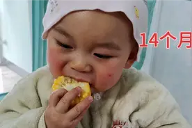 宝宝懂得分享食物给爸爸吃，爸爸客气宝宝不依不饶，场面太搞笑