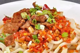 10年大厨教你正宗宝鸡削筋面，用两种臊子做出不一样的面条