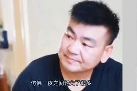 18岁男孩叛逆期动手打了妈妈，父亲回来教育儿子的做法出乎意料视频封面