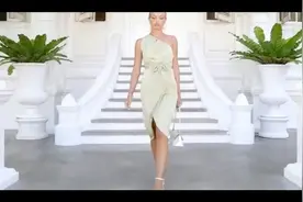 单肩连衣裙欧美街拍，自信美女姐姐视频封面