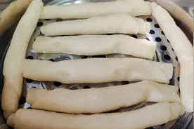原来在家做米皮这么简单，上锅一蒸，劲道开胃，再也不用排队买视频封面