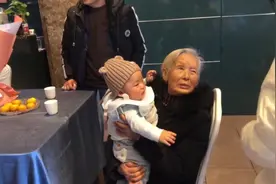 超哥带硒硒参加曾家老主的生日宴，这两者相差整整90岁，五代齐聚