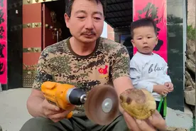 黄荆做成“富甲天下”手把件，寓意黄金，真是锦上添花的好宝贝