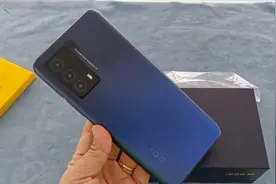 IQOOZ5蓝色起源拆箱贴膜，大屏大电池，满血版高通骁龙778G视频封面