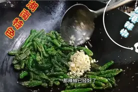 大厨模仿王刚大师做干炕樟树港辣椒，全程干炕，全是技巧，值得看