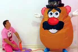 小女孩得到一个神奇的打气筒，可以把任何东西变大，连土豆都变了视频封面