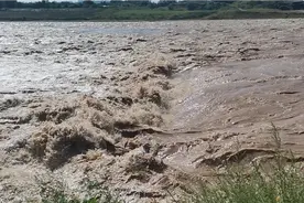 看渭水洪峰过咸阳的壮观，听听渭水的波浪声…