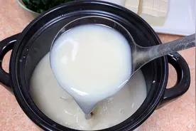 孩子要长个，我经常这样给孩子煮鱼汤喝，鲜甜味美，捧着碗喝光光