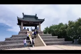 游北戴河鸽子窝，毛泽东诗词《浪淘沙·北戴河》，创作地。