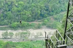超级大秋千精彩刺激的高空项目，尖叫声回荡山谷，仿佛被甩出地球