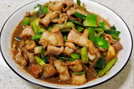 今天不再纠结粉肠要不要洗的问题好不？看看广西口味的猪肉炒粉肠
