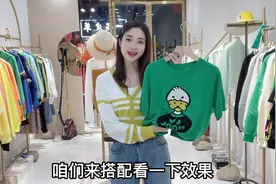 条纹v领小衫，搭配牛仔老爹裤，时尚显高减龄，小个子也能驾驭！