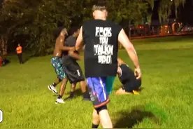 打球变打架！野球场用球砸对手头部的行为你怎么看？视频封面