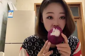 生吃洋葱具有除菌，抗炎的作用，还可以提高免疫力，预防发烧感冒