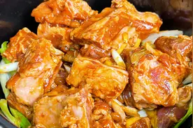 把排骨往压力锅里一倒，不加一滴水，出锅香烂脱骨，实在太解馋了