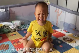 小宝第一次尝试喝奶粉，饿了也不喝奶粉，哭成泪人搞得我都想揍他视频封面