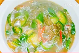 丝瓜炖粉条家常做法，鲜嫩多汁入口爽滑，天天吃都吃不够