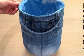 旧牛仔裤剪下4个裤兜，缝在裤腿上做成大容量收纳筐，好创意