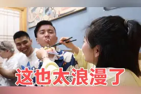 520当天领结婚证请客吃烤肉，一群朋友来祝贺，这也太浪漫了！