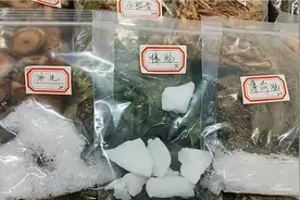 中药材，冰片，樟脑，薄荷脑，这几种中药材都非常刺鼻。