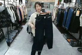 连帽羊绒衫搭配拉绒哈伦裤，遮胯显瘦还保暖，特别适合梨形身材