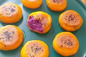 把南瓜和紫薯做成馅饼，外皮软糯带些酥脆，内馅绵软满满