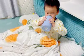 冬用艾叶，生姜加一点点白酒，有驱寒的作用，减少宝贝感冒的几率