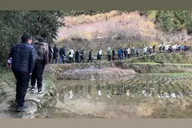 今天乡亲们都来送百岁老人上山，场面甚是壮观！视频封面