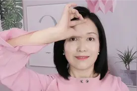 鼻根纹很显老，2个方法坚持做，抚平皱纹面容舒展