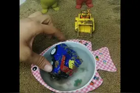 我的车也太脏了，上水里清洗一下，洗的干净一些！视频封面