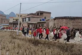 农村自古老习俗 走路接新娘 八音乐队接亲 挑担口粮送嫁 百年好合视频封面